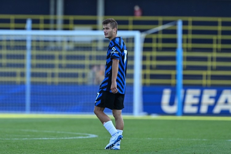 电竞比分网-罗马诺：国米拒绝乌德勒支对20岁中场贝伦布鲁赫的报价