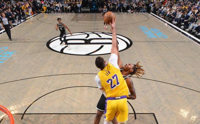 4战0分！湖人捡漏反踩坑：为他裁伍德，内线危机加剧