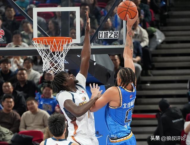 电竞比分-CBA生涯首秀！麦基12中5得12分6板3助 连续“举火烧天”引关注