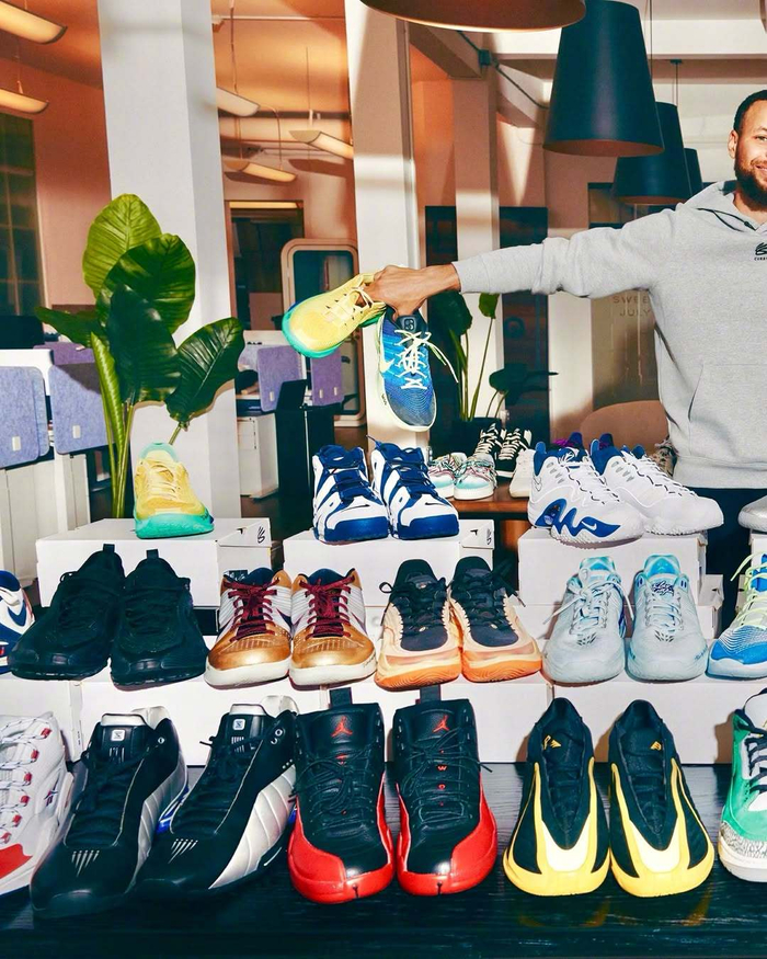 电竞比分-库里球鞋慈善拍卖会举行|斯蒂芬·库里|金州勇士队|大爱|时代|穿鞋_新浪体育_新浪新闻